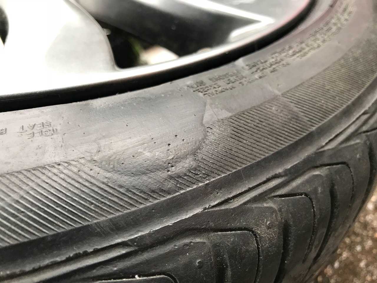 По каким причинам на шине возникает грыжа и есть ли смысл такое колесо ремонтировать