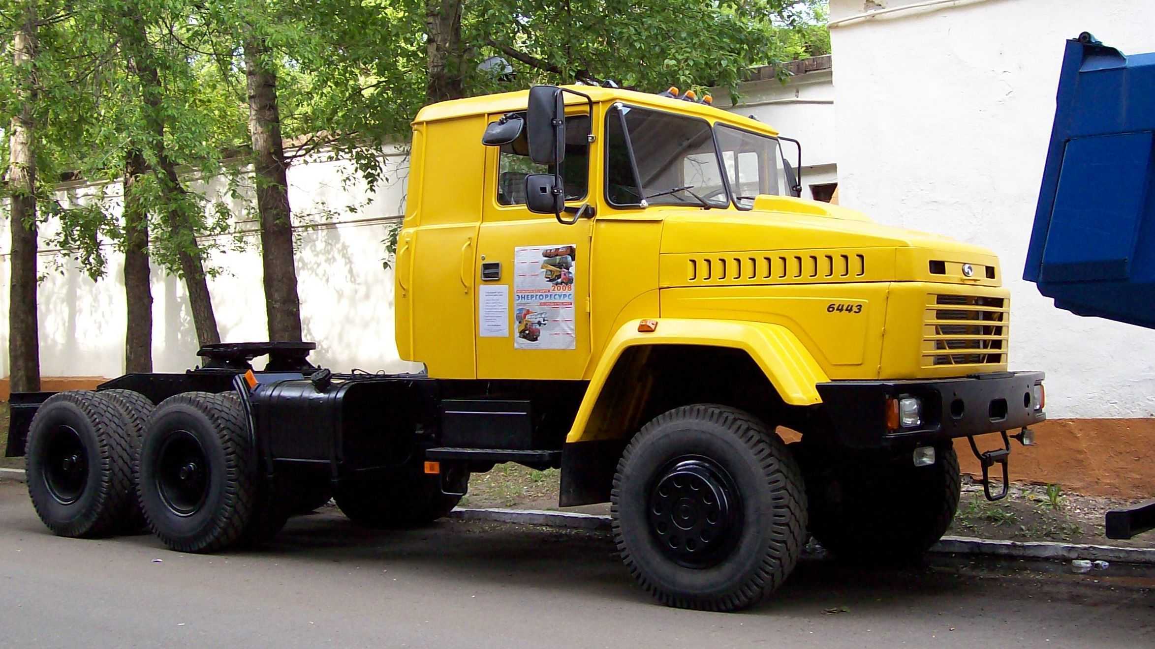 Модель КрАЗ-6443 – как раз из тех благополучных лет родом: первый седельный тягач данной марки был изготовлен в 1987-м году, а вот начало серийного производства пришлось на год 1992-й В модельном ряде завода КрАЗ-6443 является продолжением семейства КрАЗ-
