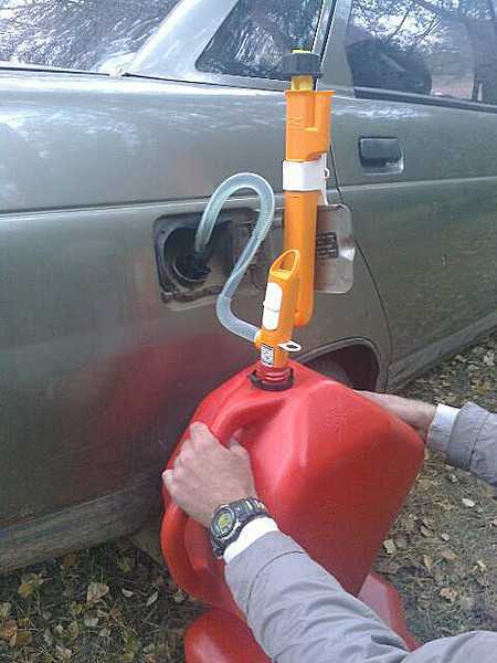 Как слить бензин с инжектора несколькими способами