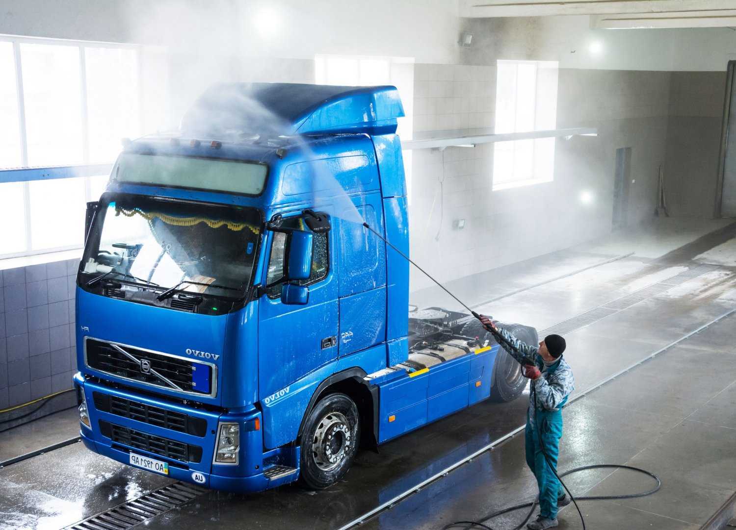 Современное оборудование, предназначенное для мойки грузовых автомобилей, позволяет тщательно очистить машину, вымыть всю грязь с колес и элементов трансмиссии