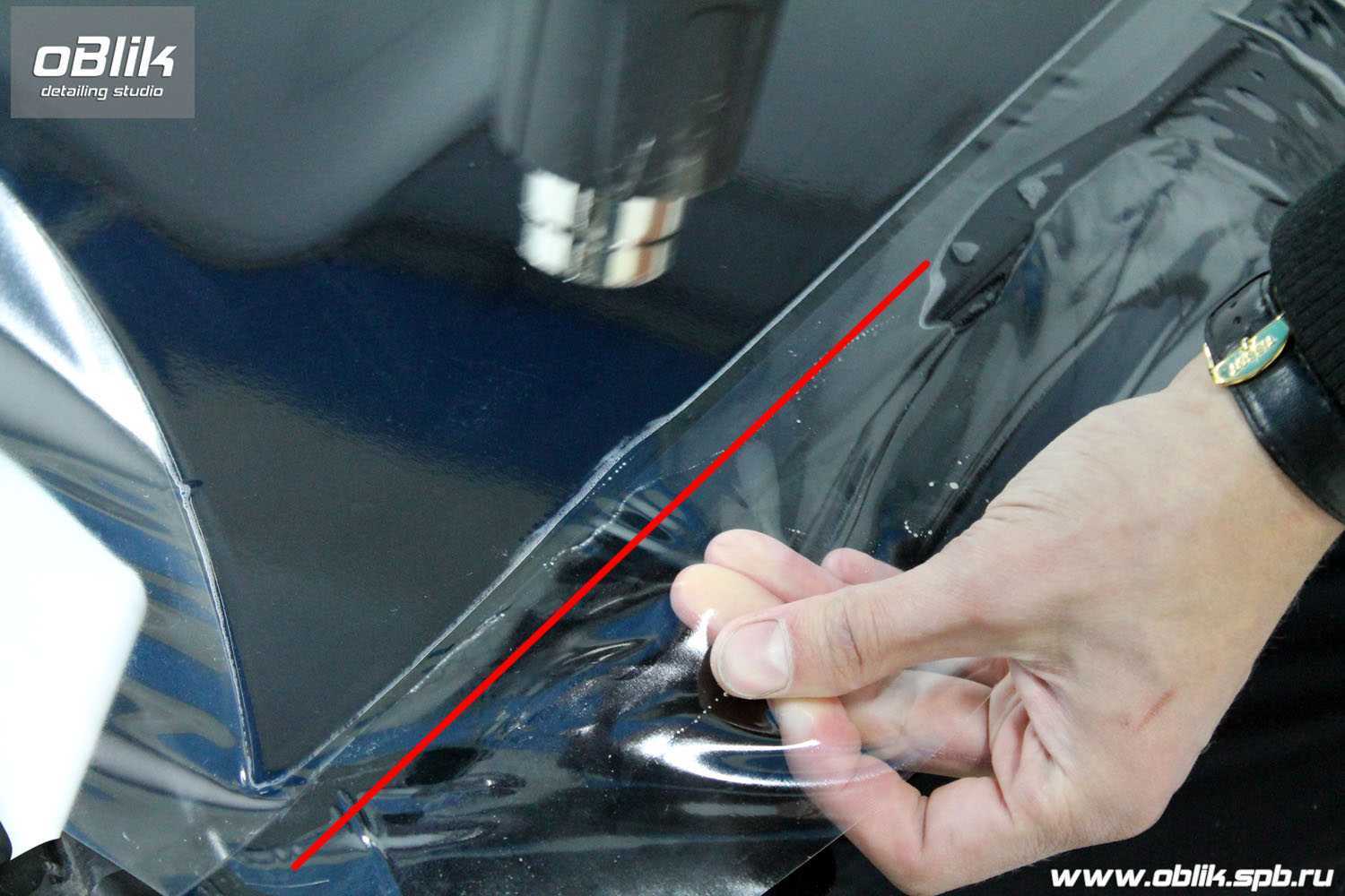 Чтобы снять с автомобиля защитную виниловую или полиуретановую пленку, не повредив лакокрасочного покрытия машины, можно прибегнуть к термическому воздействию