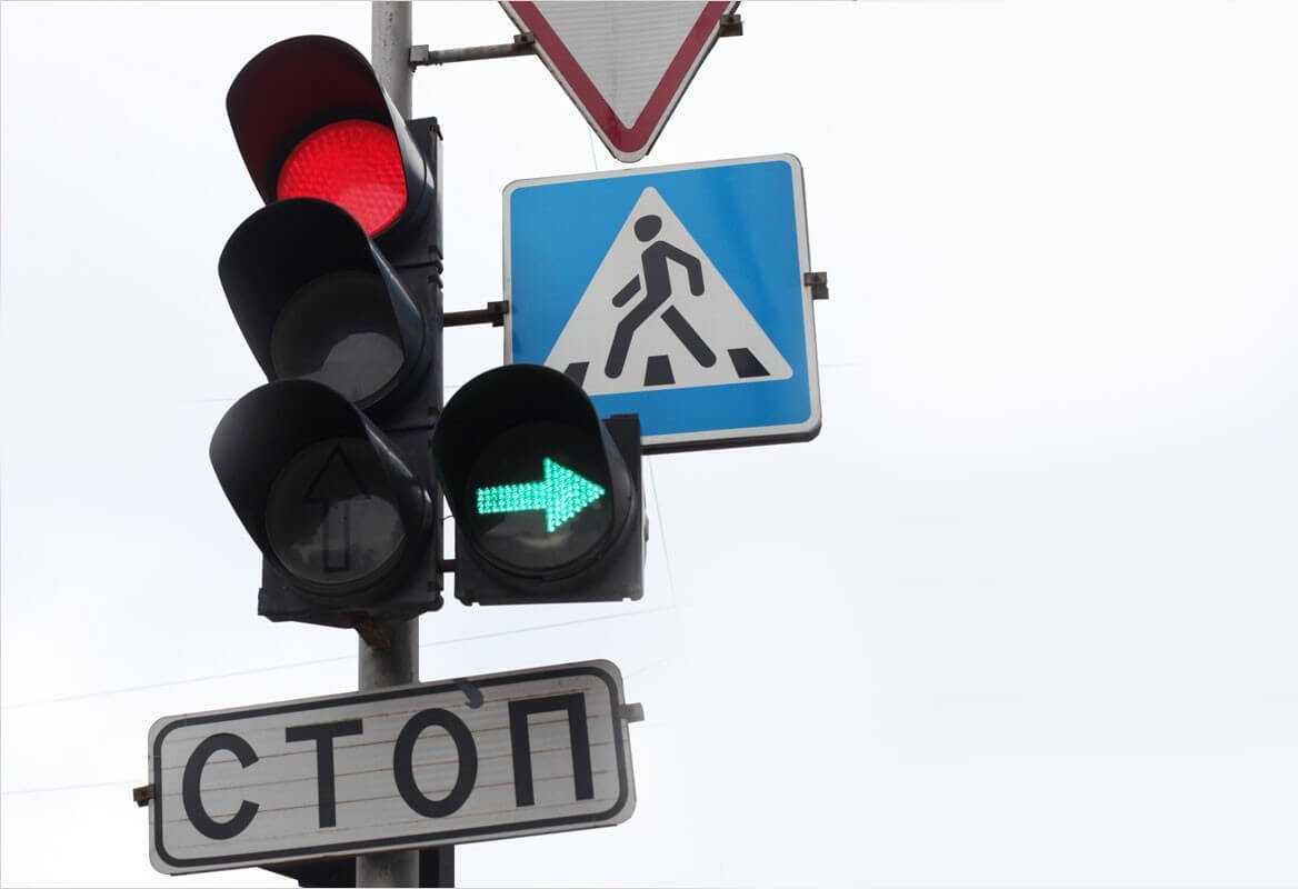 Поворот налево на перекрестке со светофором - как совершить маневр правильно?