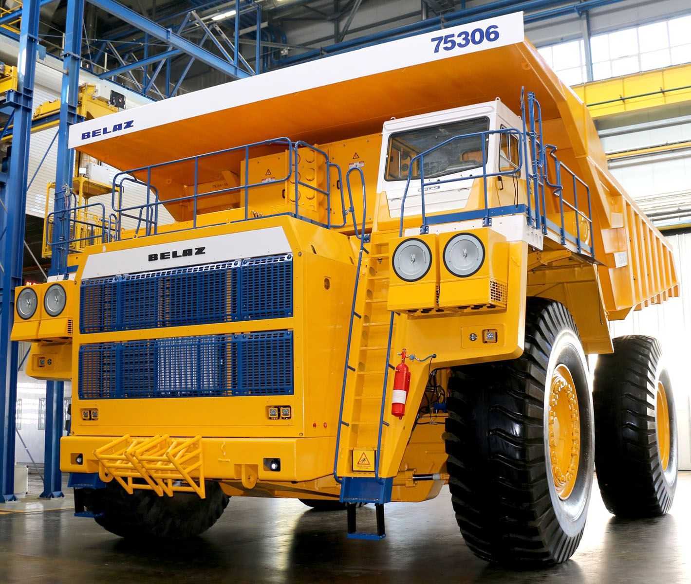 Перечень технических характеристик БелАЗов 7530х, их  и оснащение, а так же обзор 220 тонного карьерного самосвала с фото