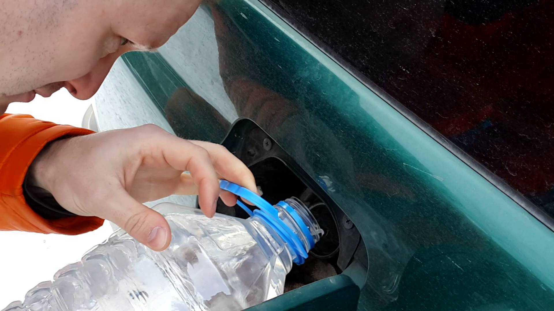 Как удалить воду из бензобака, не снимая его с автомобиля: признаки, симптомы
