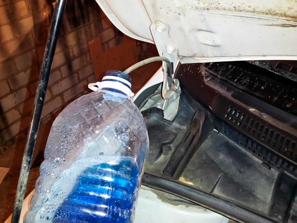 Как слить жидкость из бачка омывателя автомобиля