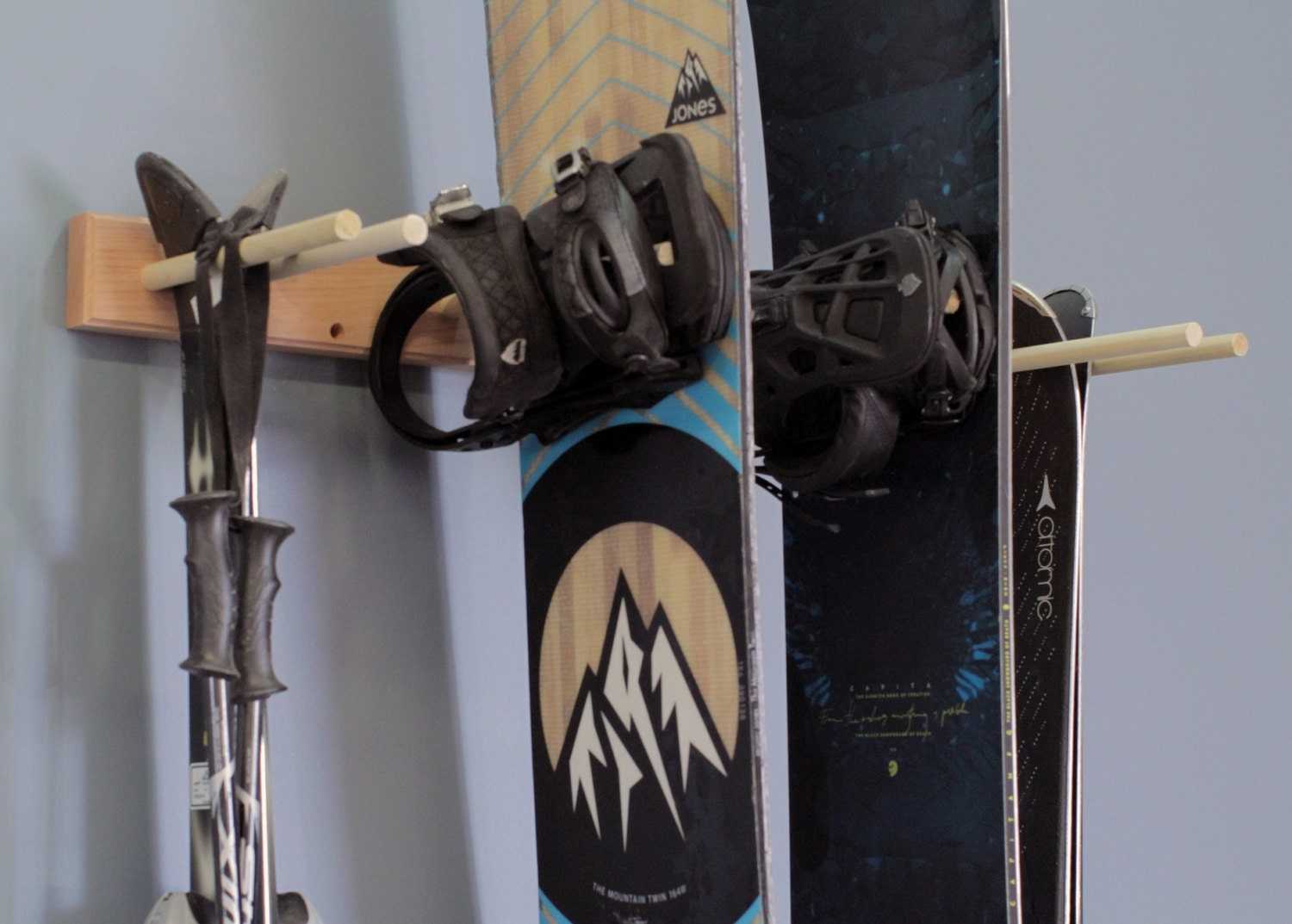Хранение горных лыж и сноуборда на стойках, стеллажах и кронштейнах