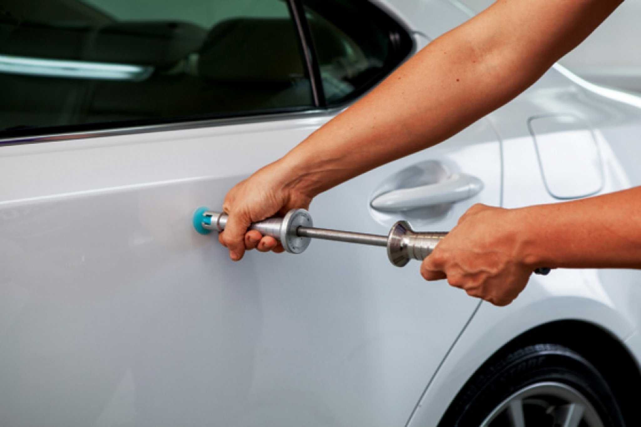Выравнивание вмятин на кузове автомобиля можно проводить разными способами, например, путем выстукивания, клеевым методом, а также применяя фен или магнит