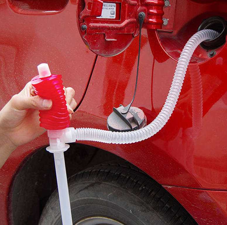 Как быстро слить бензин из топливного бака собственного автомобиля? 3 способа для разных типов моторов