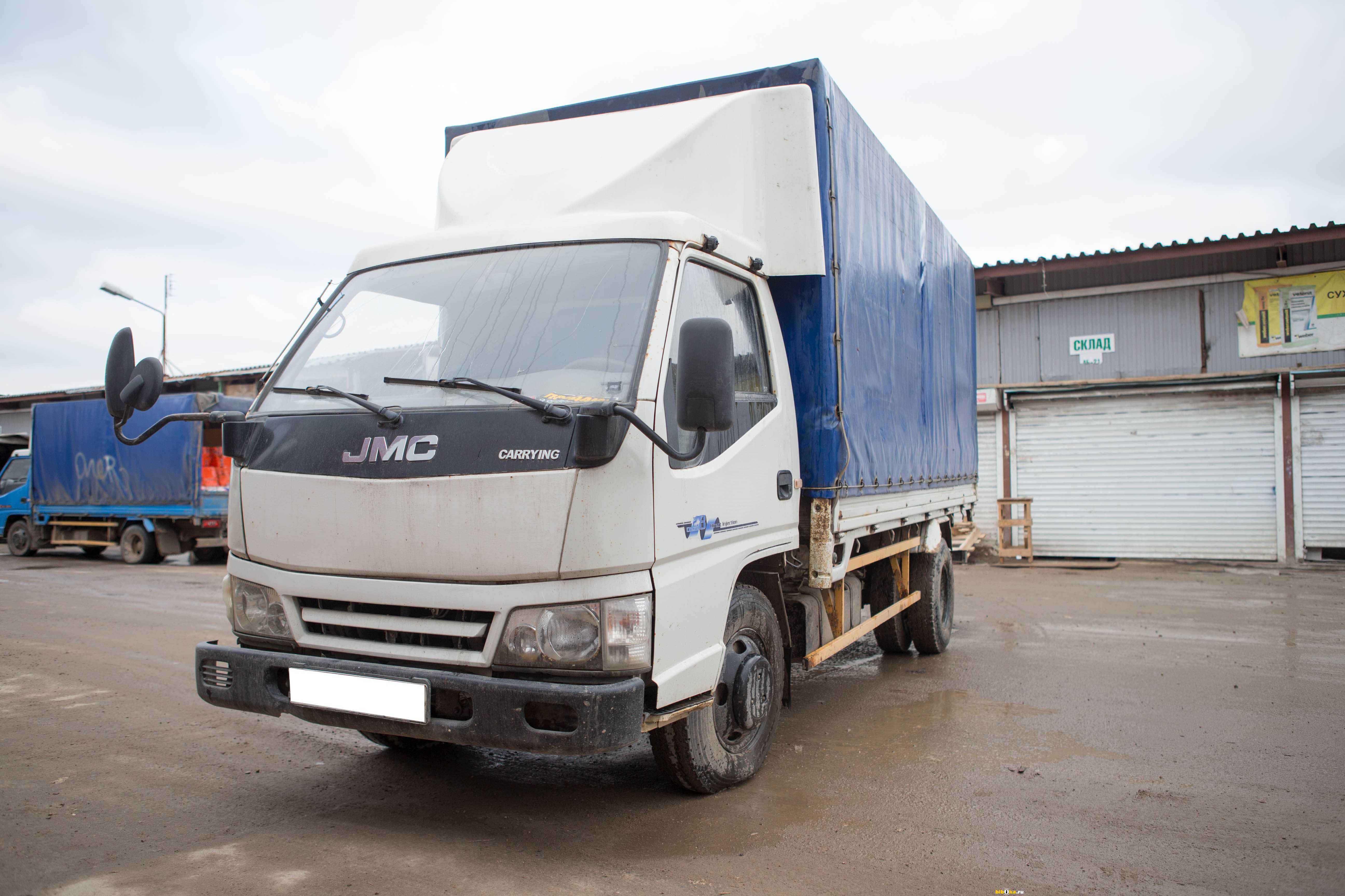 JMC 1032 представляет собой лёгкий коммерческий грузовик китайского производства Этот развозной автомобиль ля повседневной работы в городе был создан на основе грузовика Isuzu Elf старого образца и перенял все основные качества той модели Такие, как компа