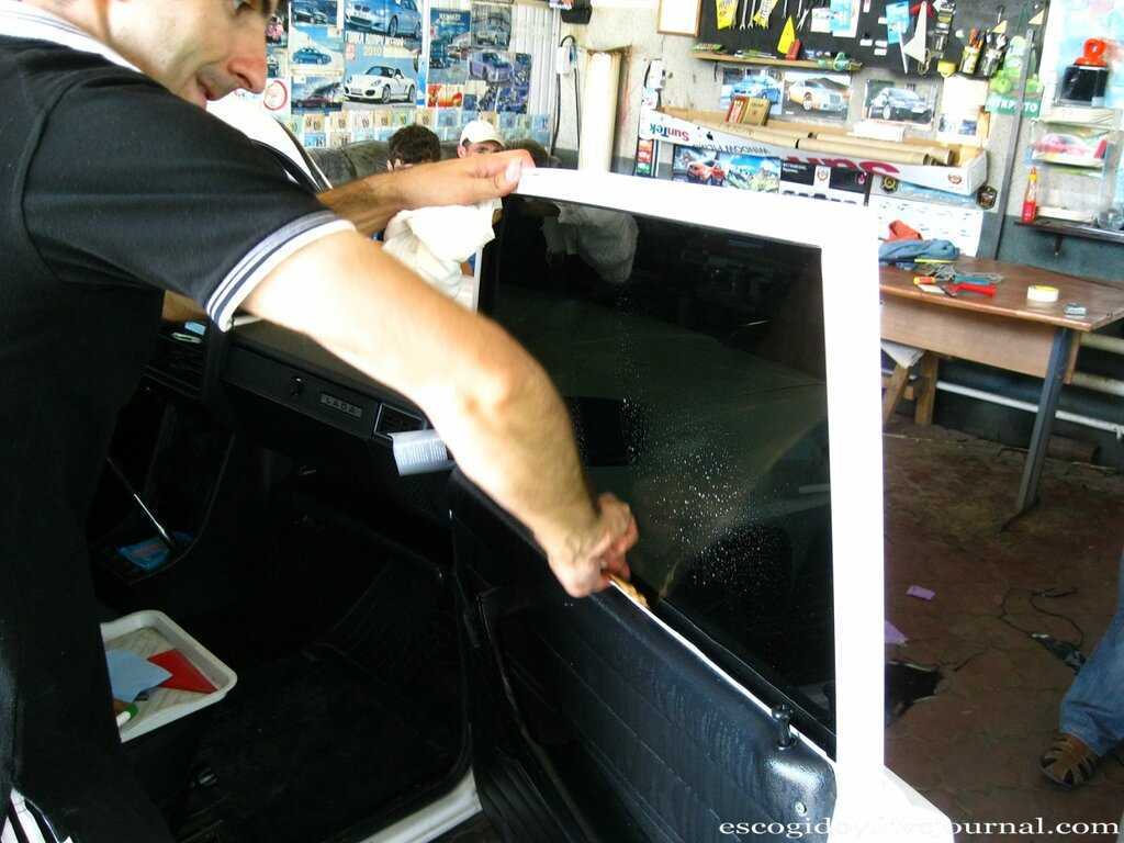 Растонировка стекла автомобиля - как снять тонировку самостоятельно и чем оттереть клей