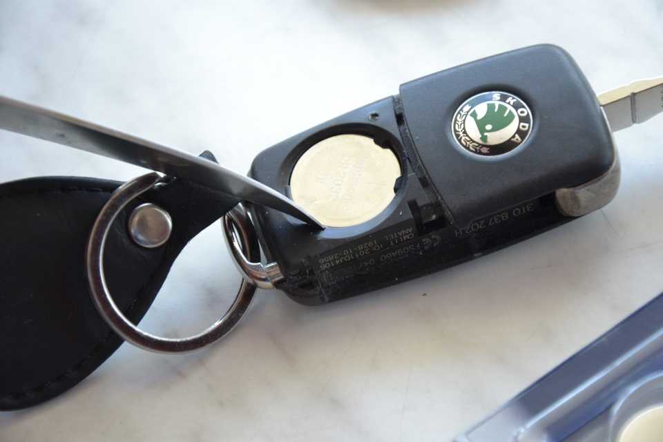 Замена батарейки в ключе шкода октавия а7 и а5: как разобрать ключ и открыть машину без него