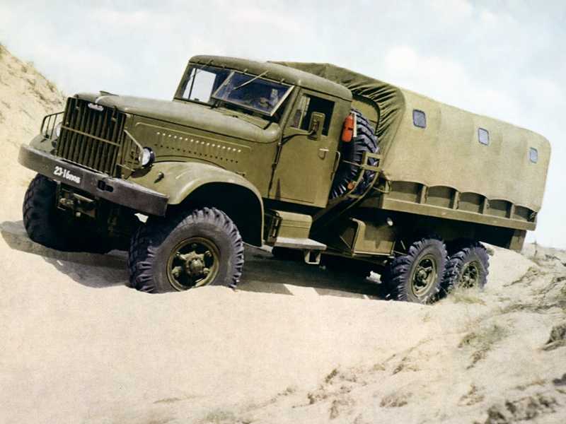 С 1956 года в СССР выпускалось семейство тяжёлых трёхосных дизельных полноприводных грузовиков ярославской разработки Машины имели достаточно высокую степень унификации между собой, и были очень схожи как внешне, так и в том, что осталось за кадром