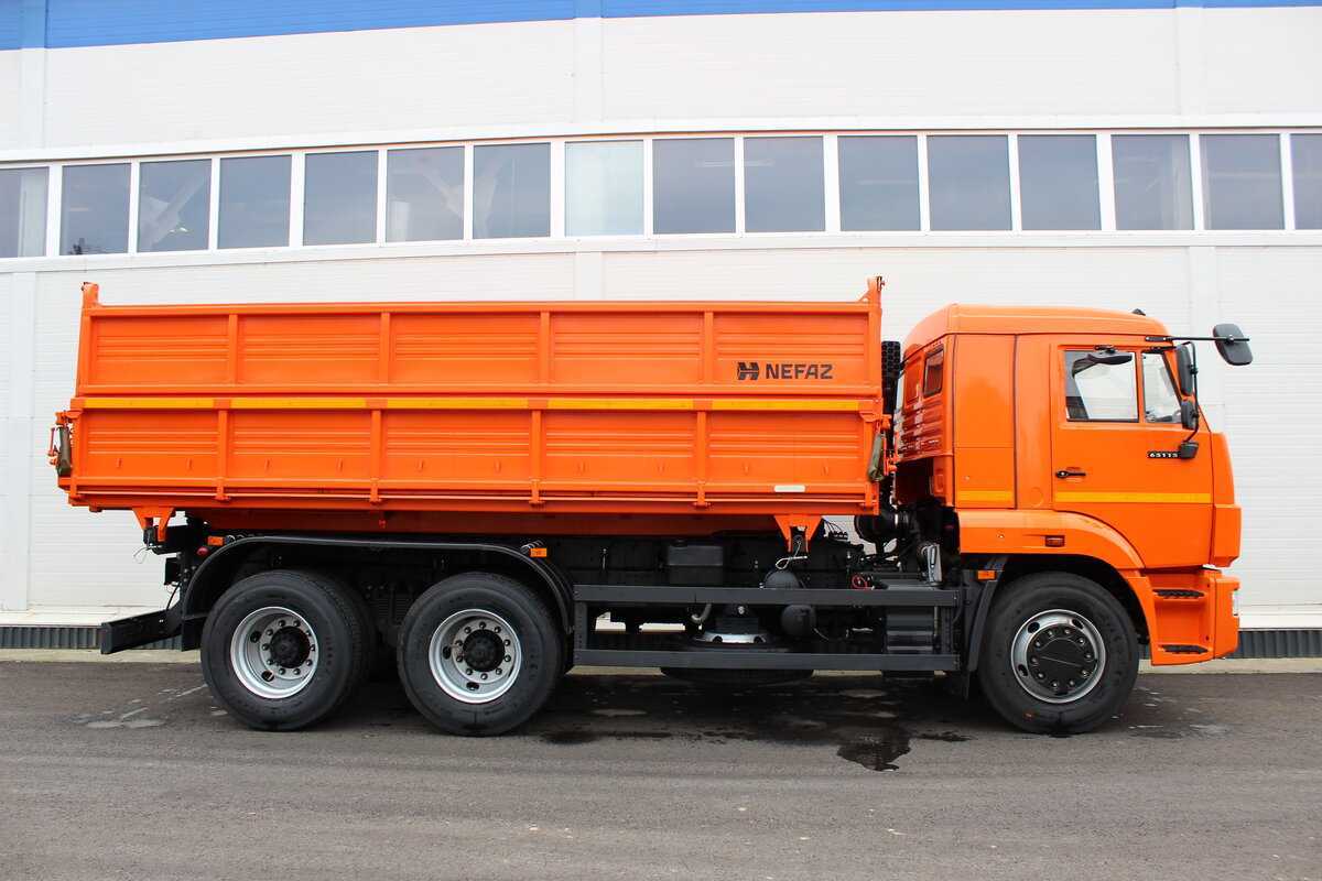 КамАЗ-45143 представляет собой трёхосный самосвал-тягач с крупнокубовой грузовой платформой, ориентированной на перевозку сыпучих грузов по дорогам любых категорий и в полевых условиях