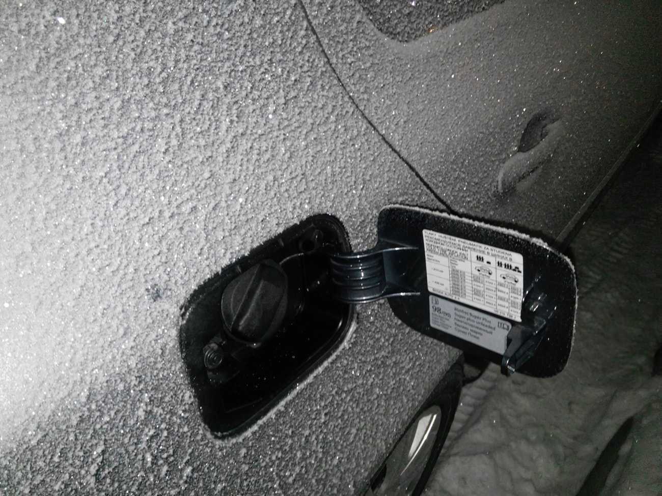 Как поступить, если замерз лючок бензнобака на автомобиле Эффективные методы Чего делать категорически не стоит Профилактика замерзания