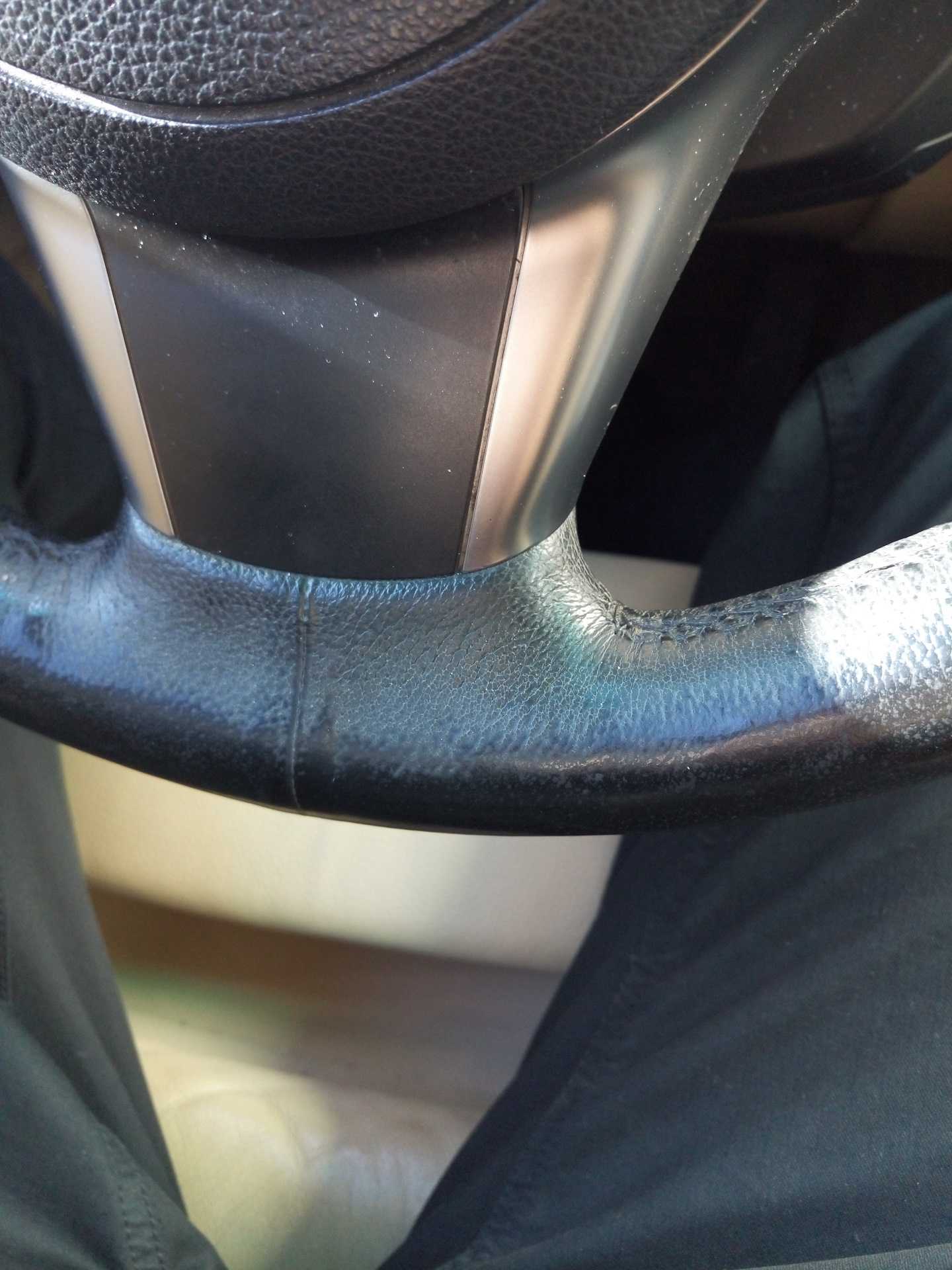 Способы ремонта кожаных сидений и салона из кожи в машине
