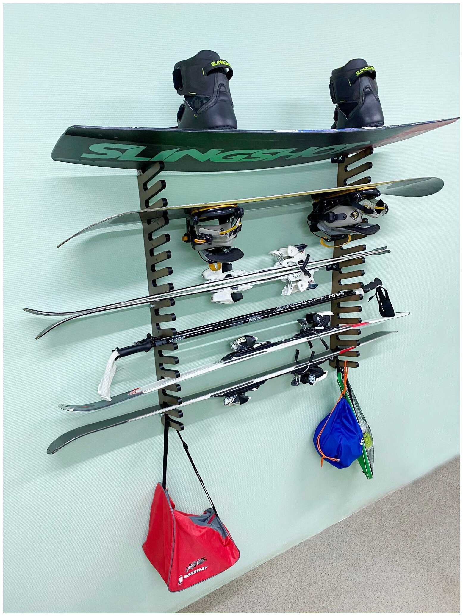 Как и с помощью чего можно хранить лыжи и сноуборд на стене Варианты настенных конструкций Подготовка снаряжения к хранению