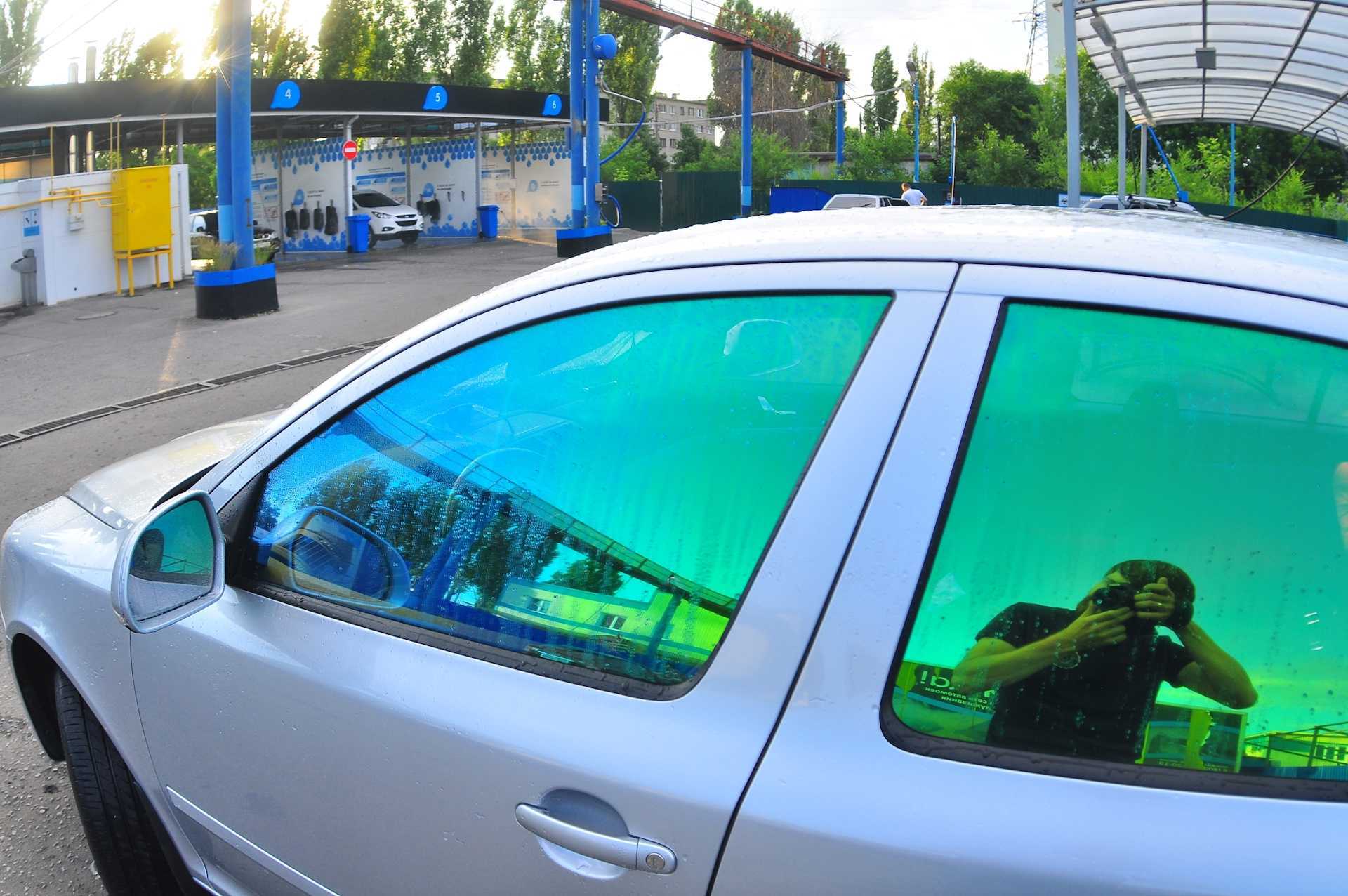 Эффектно на стеклах автомобиля смотрится желтая тонировка, она чаще бывает атермальной и защищает салон не только от любопытных взглядов, но и от перегрева