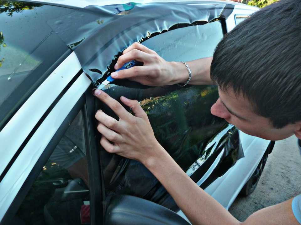 Тонировать заднее стекло автомобиля своими руками сложнее обычного, поскольку оно имеет выпуклую форму, и клеить на него пленку следует более аккуратно