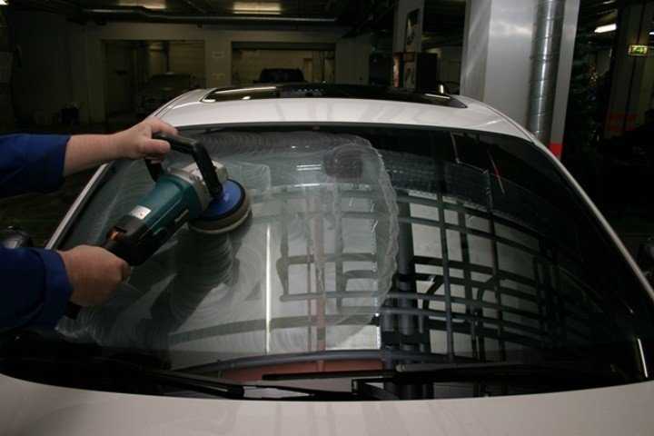 Как избавиться от царапин на лобовом стекле автомобиля своими руками