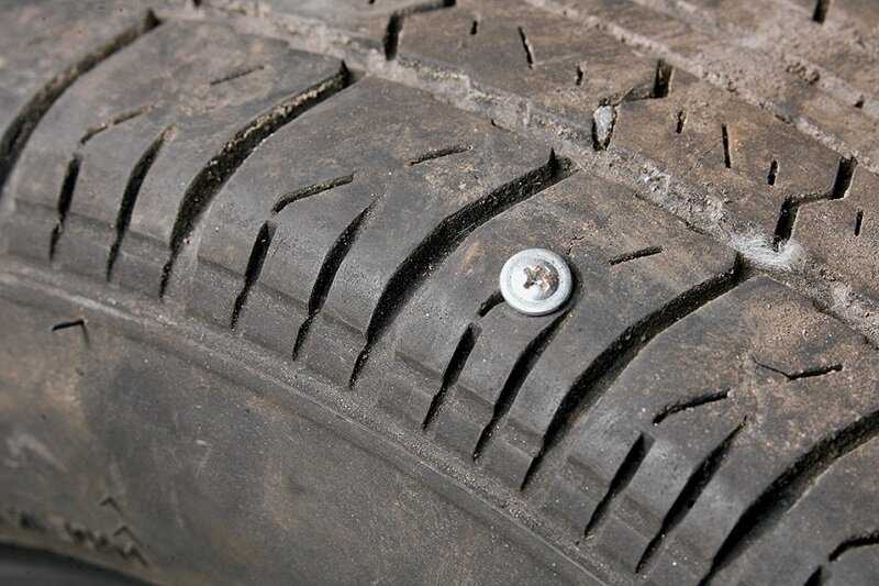 Пробил колесо на дороге —признаки прокола. действия при лопнувшей шине