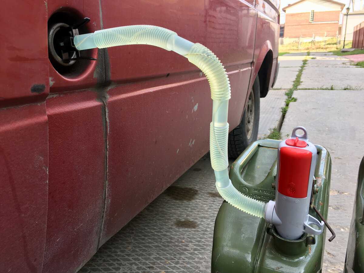 Как слить бензин из бака автомобиля. как слить бензин с автомобиля. в этой статье мы расскажем как слить топливо из бензобака и зачем вообще это нужно.