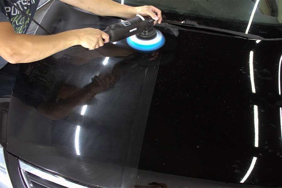 Абразивная полировка кузова автомобиля устраняет повреждения до третьего слоя покрытия Для выравнивания поверхности применяется абразивная полировальная паста